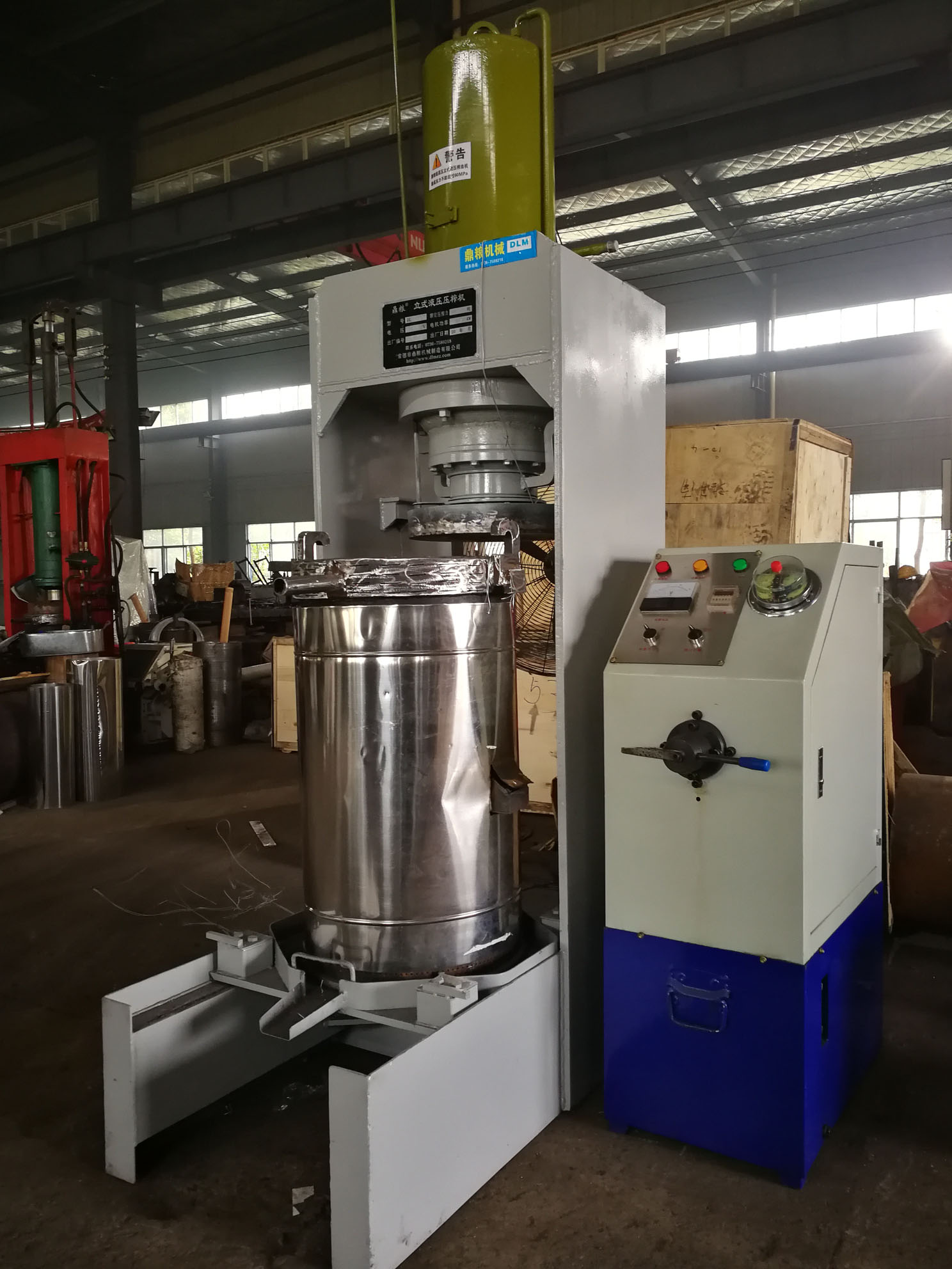 不銹鋼超高壓立式液壓壓榨機(jī)，果汁壓榨機(jī)，果渣壓榨機(jī)，藥材壓榨，油渣處理，白土壓榨